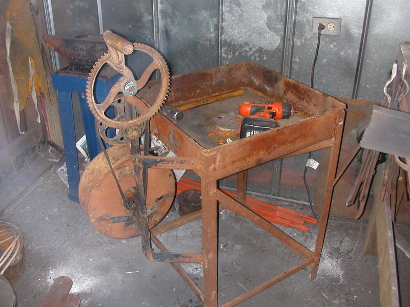 Hand crank forge