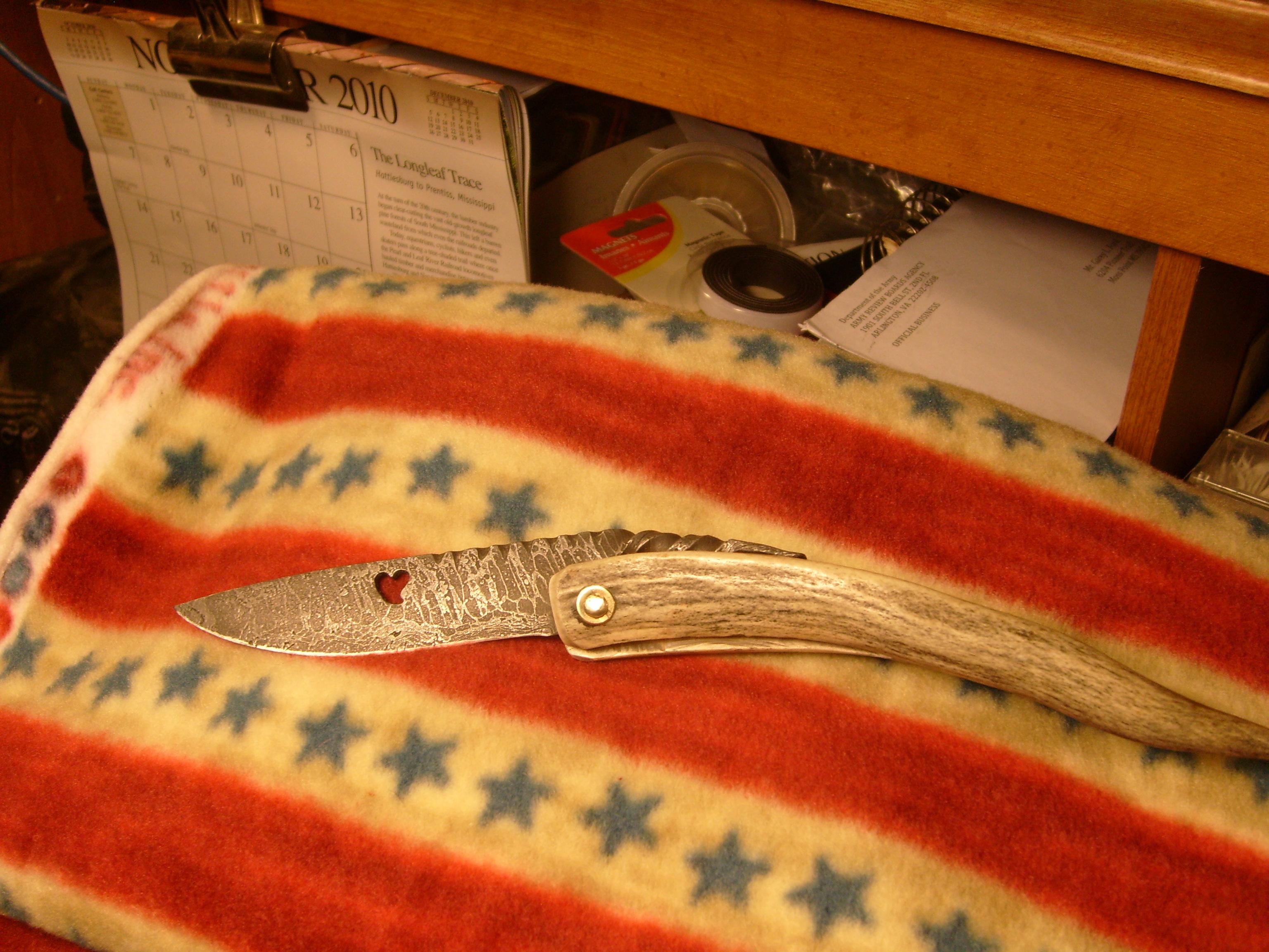 friction folder with twisted cable blade
