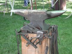 Nice_Anvil-Stump_Set-up_at_Hammer-In_09