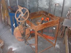 Hand crank forge