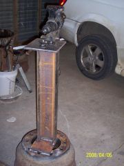 post.vise.stand
