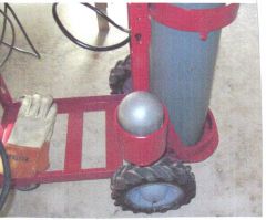 welder cart  (view of cylinder cap holder)