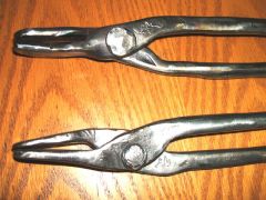 Tongs to hold horse shoes