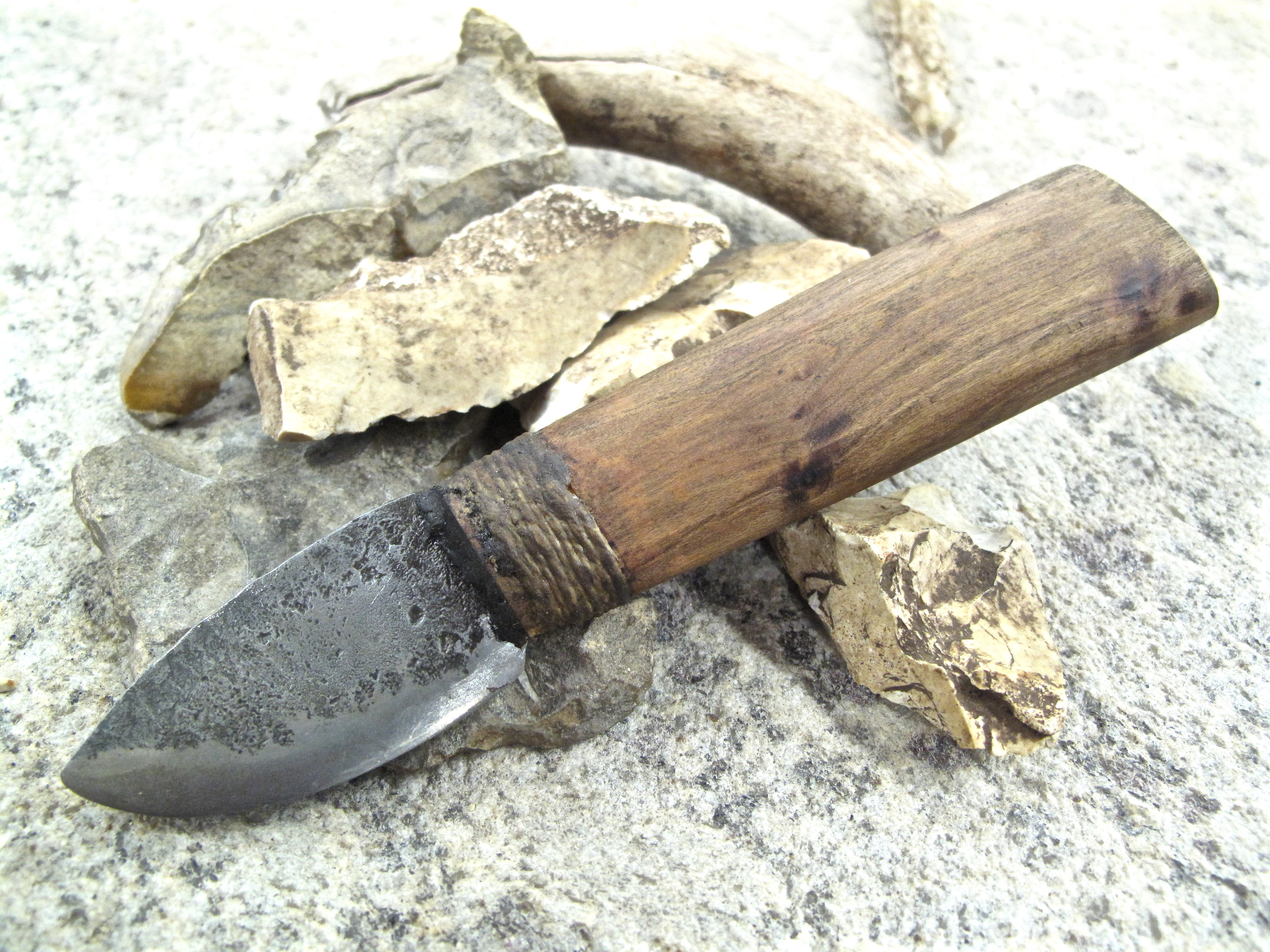 Самые древние ножи. Древние каменные ножи. Каменный нож. Древний каменный нож. Первобытный нож.