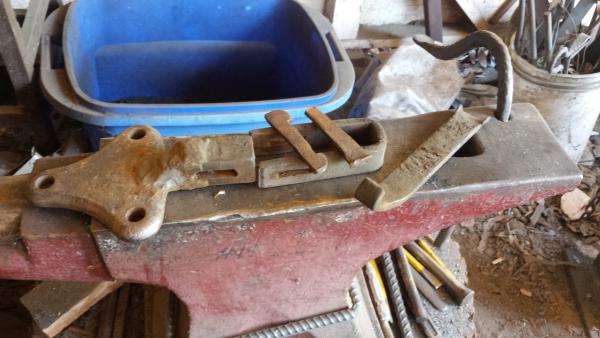 mounting bracket parts cloverleaf style.jpg