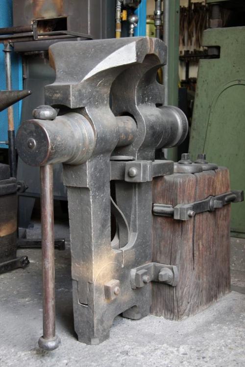 monster Italian vise right side.jpg