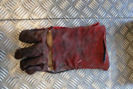 1900488417_1Oldwornglovecutoffthewristpartandcutaslitinittofitoveryourwrist.JPG.e827dbc7d95d51b16700f136d9214dbf.JPG