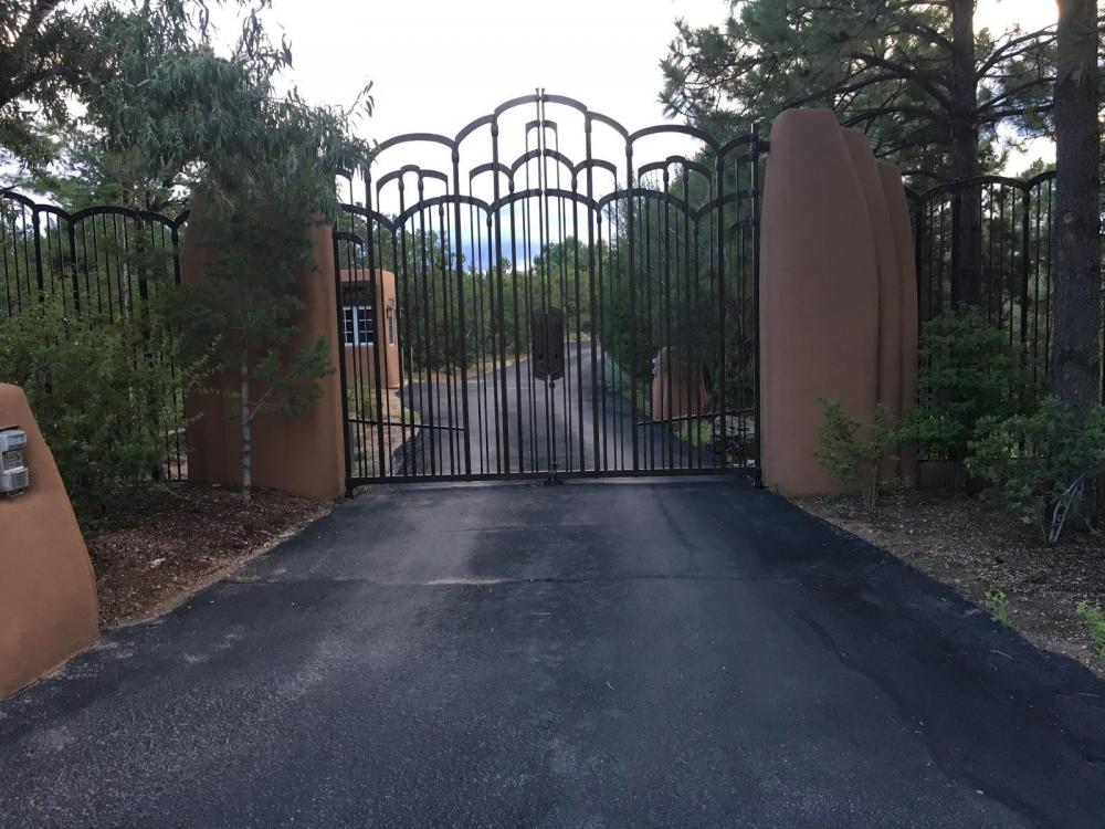 Gates.thumb.JPG.cf6fe1196b44b1ca13f10a8185580898.JPG
